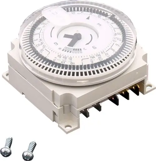 Analogschaltuhr mit Ziffernblatt und Anschlussklemmen, geeignet für zeitgesteuerte Schaltungen. Produkt von Wolf, montierbar in jeweiligen Installationen.